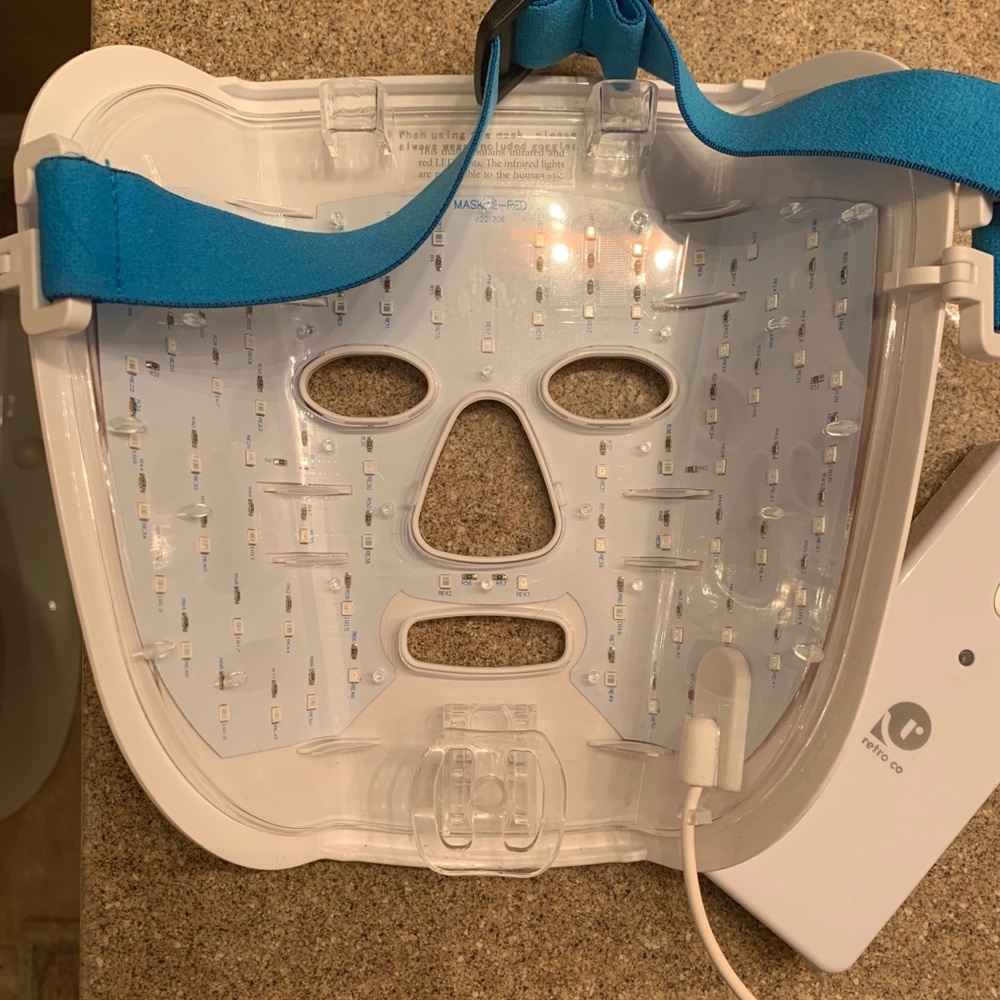 Retro Co Fast Facial LED mask - Picture 3 of 5